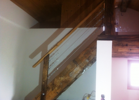 Escalier vieux bois avec barrière et câbles zingués