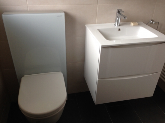 WC Monolith blanc et meuble lavabo étage