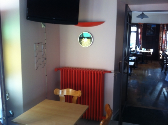 Mur saumon clair et radiateur et lampe orange