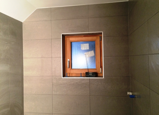Salle de bain – carrelage mural pose droite – embrasure fenêtre