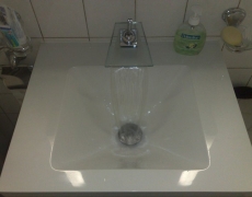 Meuble-vasque avec robinet en verre (cascade)