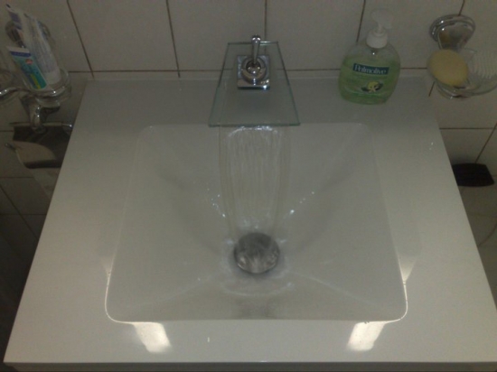 meuble-lavabo-vasque-melangeur-verre
