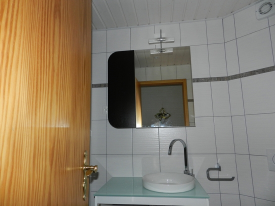 Meuble lavabo miroir et carrelage mural